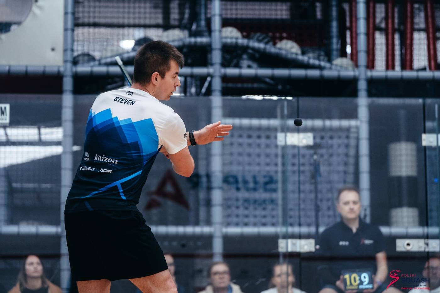 Zawodnik przy pełnych trybunach, wynik 10:9