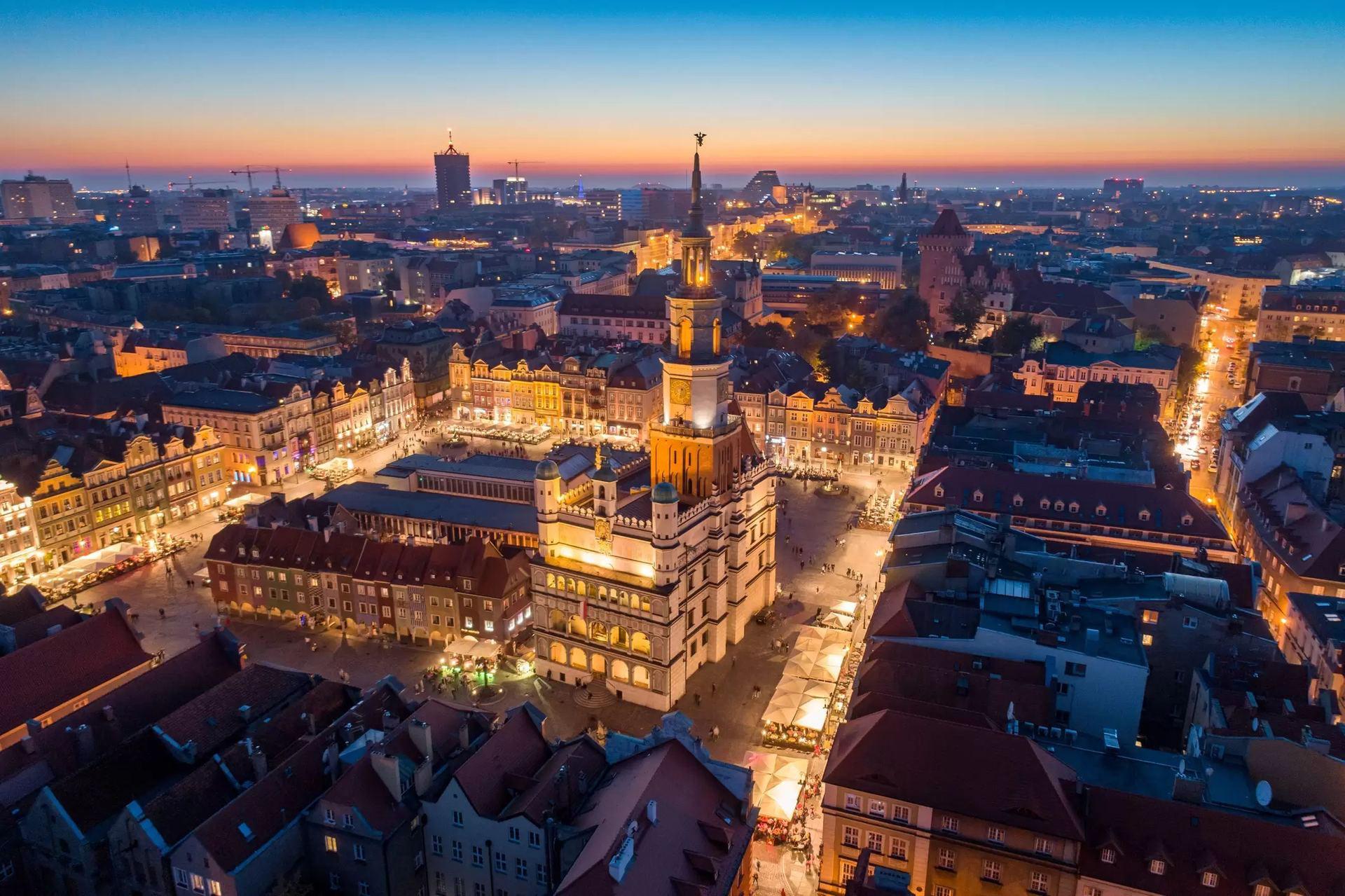 Stary Rynek i ratusz w Poznaniu nocą z lotu ptaka
